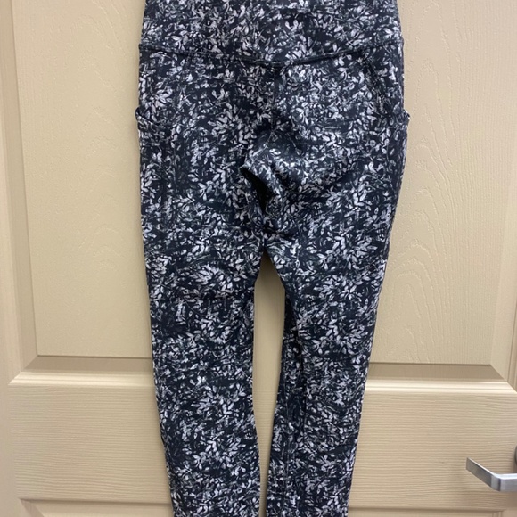 lululemon Align Leggings 25" with Pockets, Size 4 Black Floral, NWOT - Picture 3 of 3